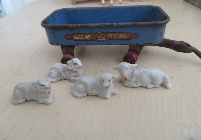 Small BLUE Vintage Radio Flyer Toy Wagon Chicago World’s Fair 1933 Souvenir & 4 WHITE SHEEP